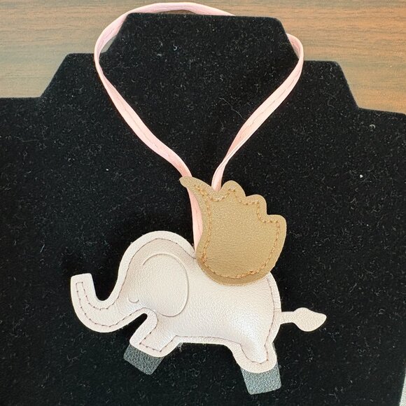 Wings Flying Elephant Bag Charm New - Picture 2 of 5
